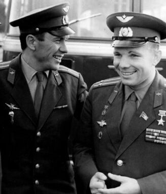 dva-tovarishha.-pavel-popovich-i-yurij-gagarin.-1962-god.-327x500