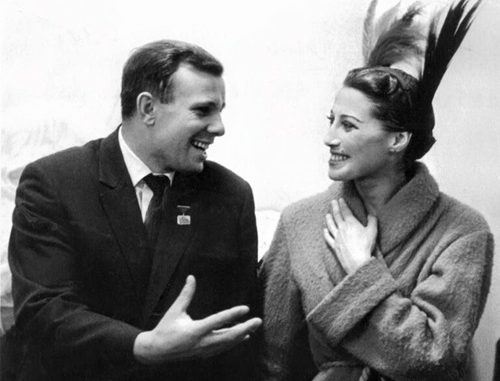 dve-legendy-yurij-gagarin-i-majya-pliseczkaya.-bolshoj-teatr-14-avgusta-1961-goda.-768x645