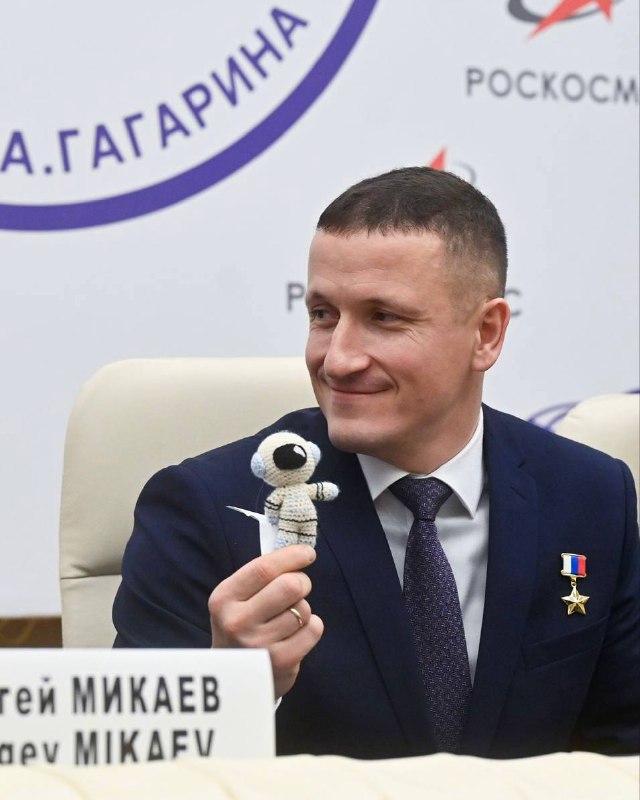 КОСМОС. Игрушечный космонавт отправился в полёт