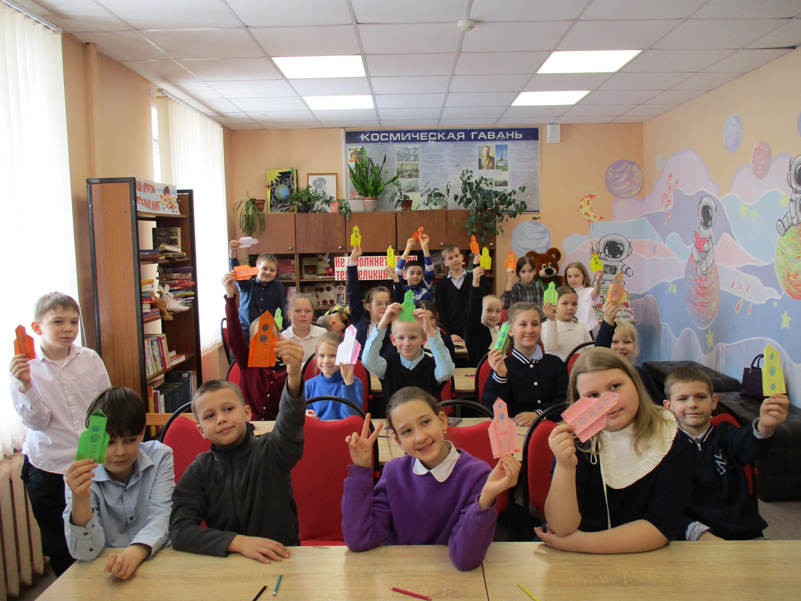 Он распахнул к созвездьям двери